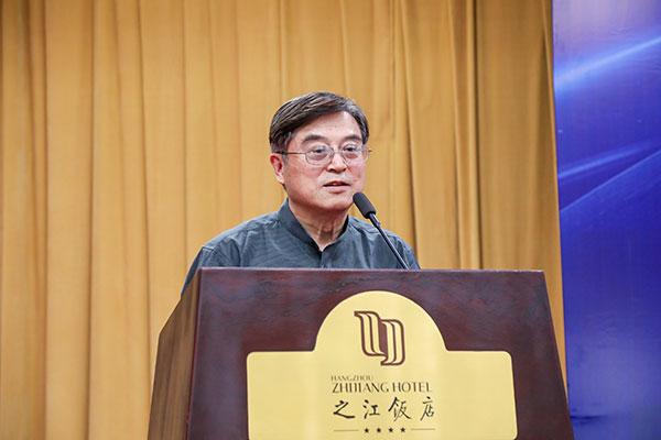 副会长王曙光宣布选举产生的新一届领导班子名单