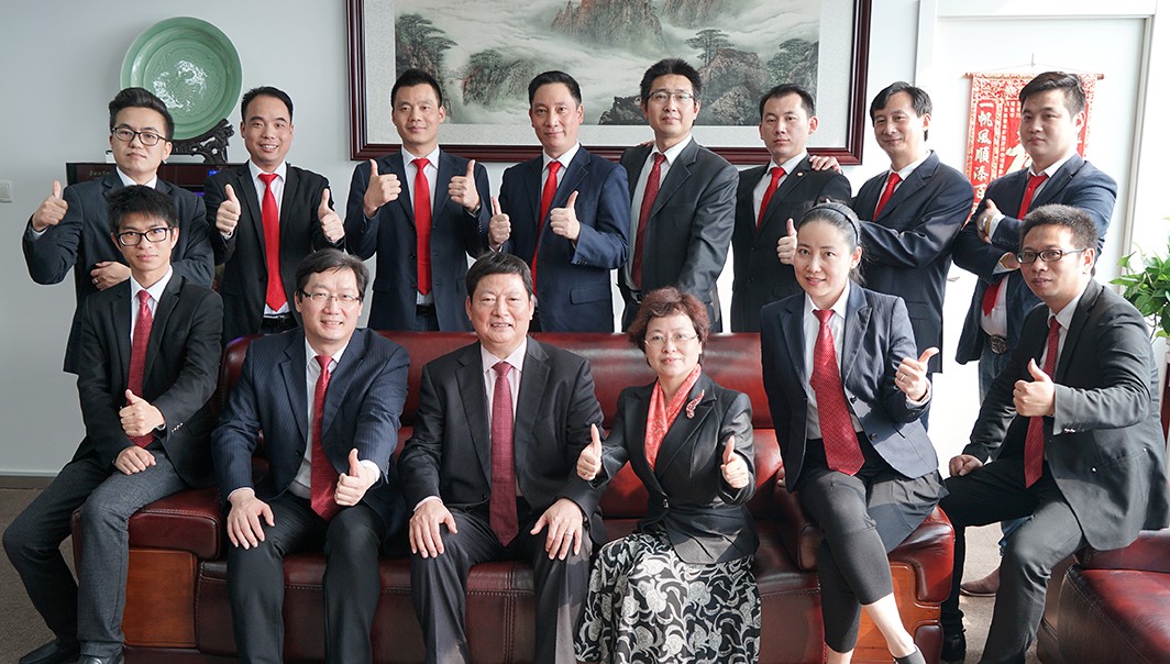 上上德盛集团董事长季学文（前排左三）与集团管理核心团队在一起.jpg
