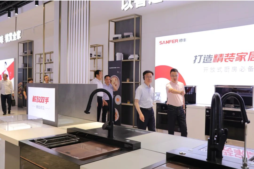 荆州市人大常委会党组副书记、副主任邓应军一行莅临帅丰调研指导，助力企业更好更快发展！