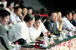 阿里巴巴董事局主席与星巴克首席实行官霍华德·舒尔茨在会议现场