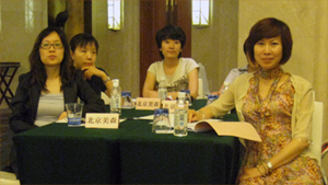 本网总策划丁晓红与北京美森信息咨询公司总经理赵清进行小组讨论