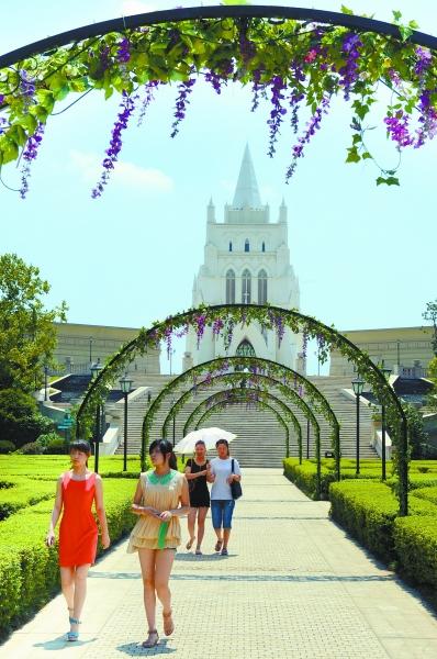 7月11日，市民在长沙市芙蓉区浏阳河大道婚庆文化园游览。　本报记者 缓步 摄