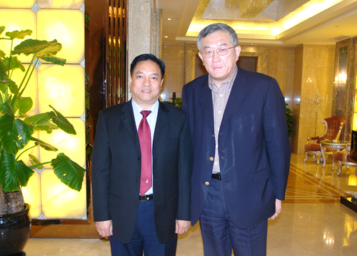 人民电器集团董事长郑元豹会见华夏银行行长吴建(右一).JPG