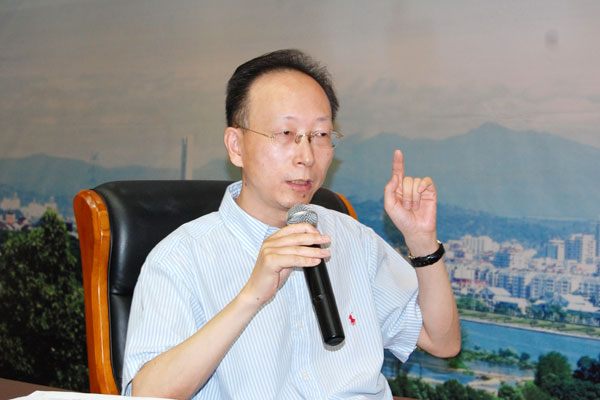 浙商研究会副会长、东方早报社副社长胡宏伟主持对话