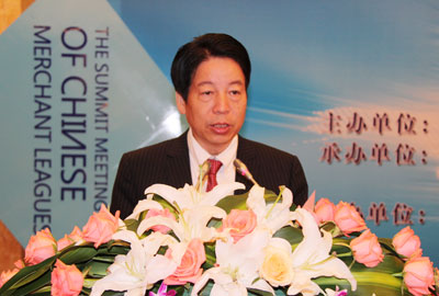 杭商研究会会长、西子联合控股有限公司董事长王水福宣读2012中国商帮杭州宣言