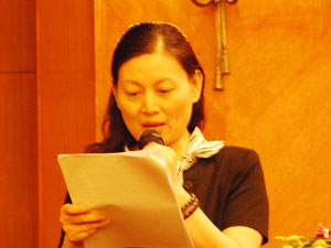 凯玲代表组委会宣读颁奖词