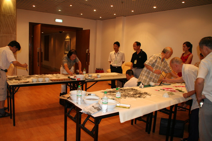由浙商研究会艺术部主办、杭州艺文轩文化博览网承办的书画展，吸引了众多参会者