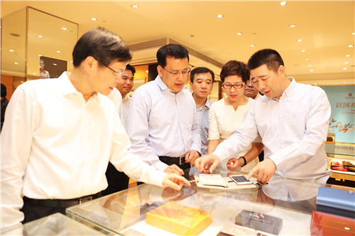 万事利丝绸文化股份董事长李建华展示创意开发的丝绸文创产品.jpg