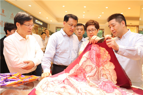 袁省长近距离感受加载了万事利自主研发“IART”核心技术的新一季丝巾产品.jpg