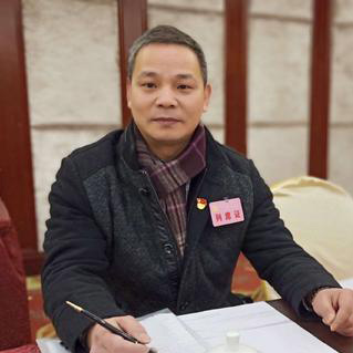 何泉忠.jpg